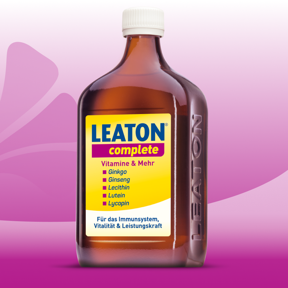 Eine braune Flasche mit gelbem Etikett, beschriftet mit „LEATON complete“, listet Inhaltsstoffe wie Ginkgo und Ginseng für das Immunsystem.