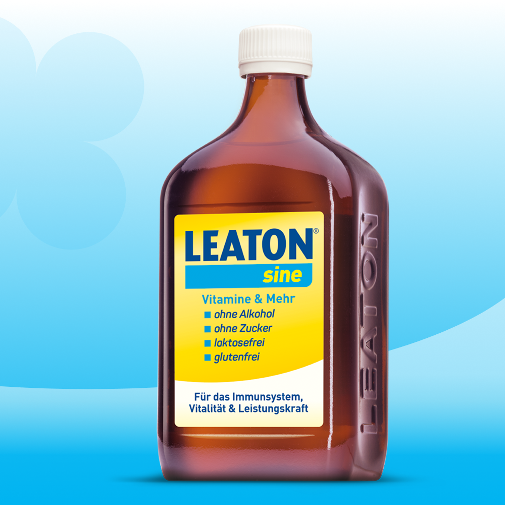 Eine braune Flasche Leaton sine mit Etikett auf blauem Hintergrund. Sie ist ohne Alkohol, Zucker, laktosefrei und glutenfrei.