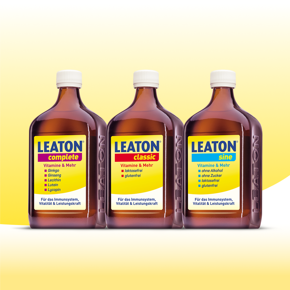 Drei braune Flaschen mit weißen Verschlüssen, blau-gelben Etiketten von "LEATON" mit den Sorten complete, classic und sine auf gelbem Hintergrund.